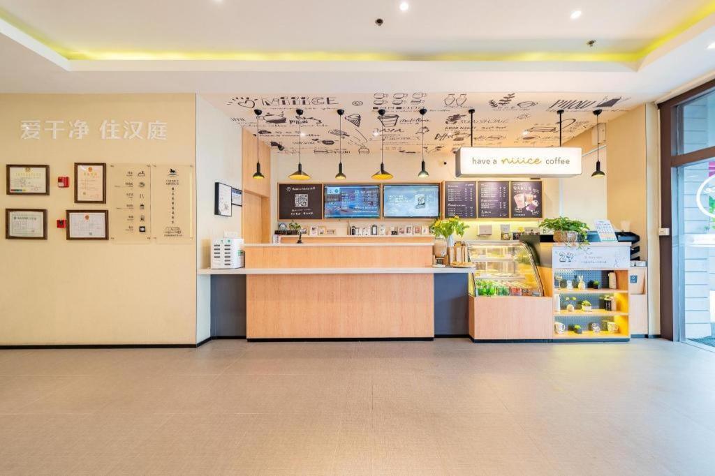 Hanting Hongqiao Airport Hotel 2*